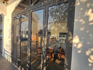 Cửa Kính Phong Cách: Sự Giao Thoa Giữa Thẩm Mỹ & Công Năng