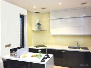 Kính ốp bếp – Giải pháp thẩm mỹ, sạch sẽ cho không gian bếp hiện đại